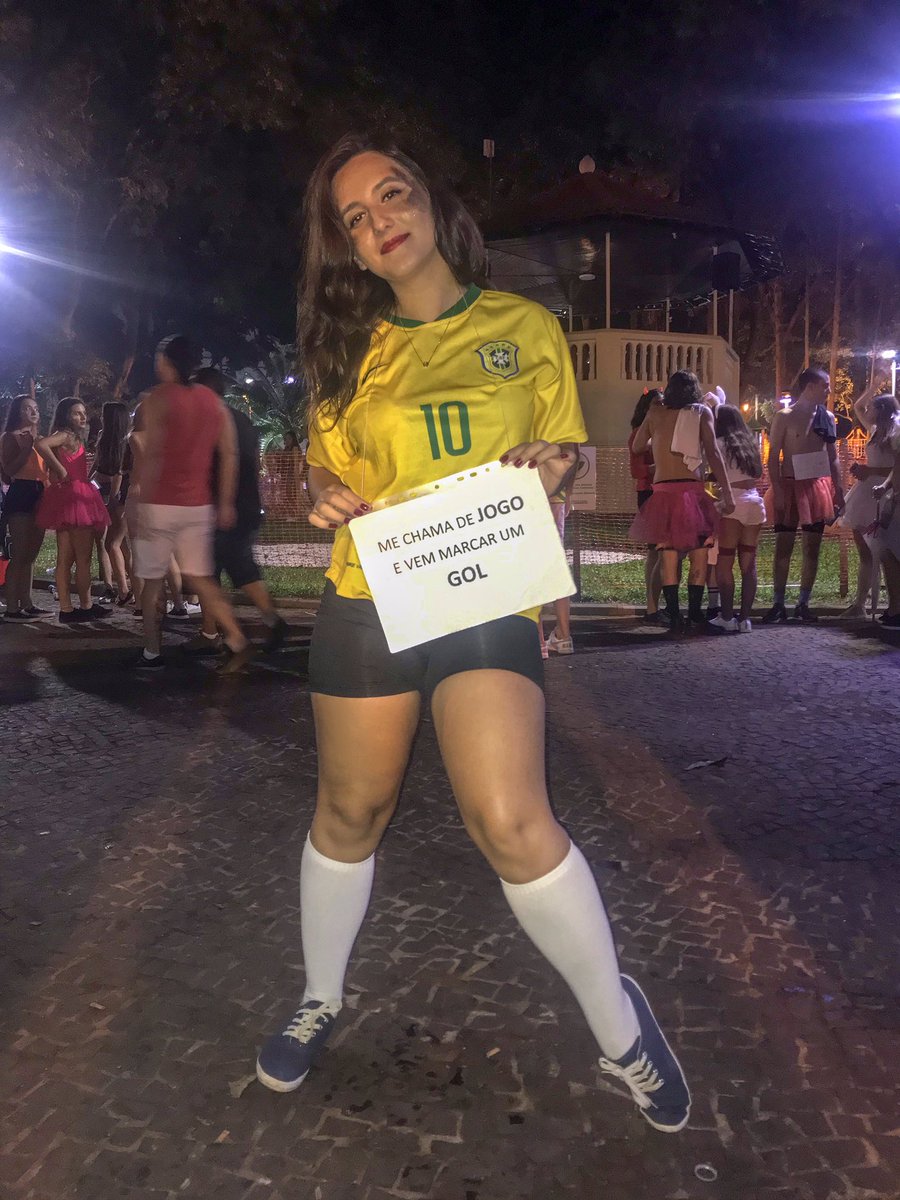 não abandonamos o amor pelo futebol nem na fantasia de carnaval