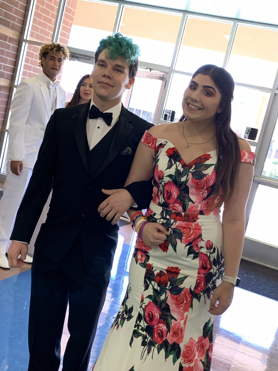 OHSProm20's tweet photo. Those dresses! Those tuxes! #OHSProm19 #OHSPromFashionShow19 https://t.co/1SPmINKQBF