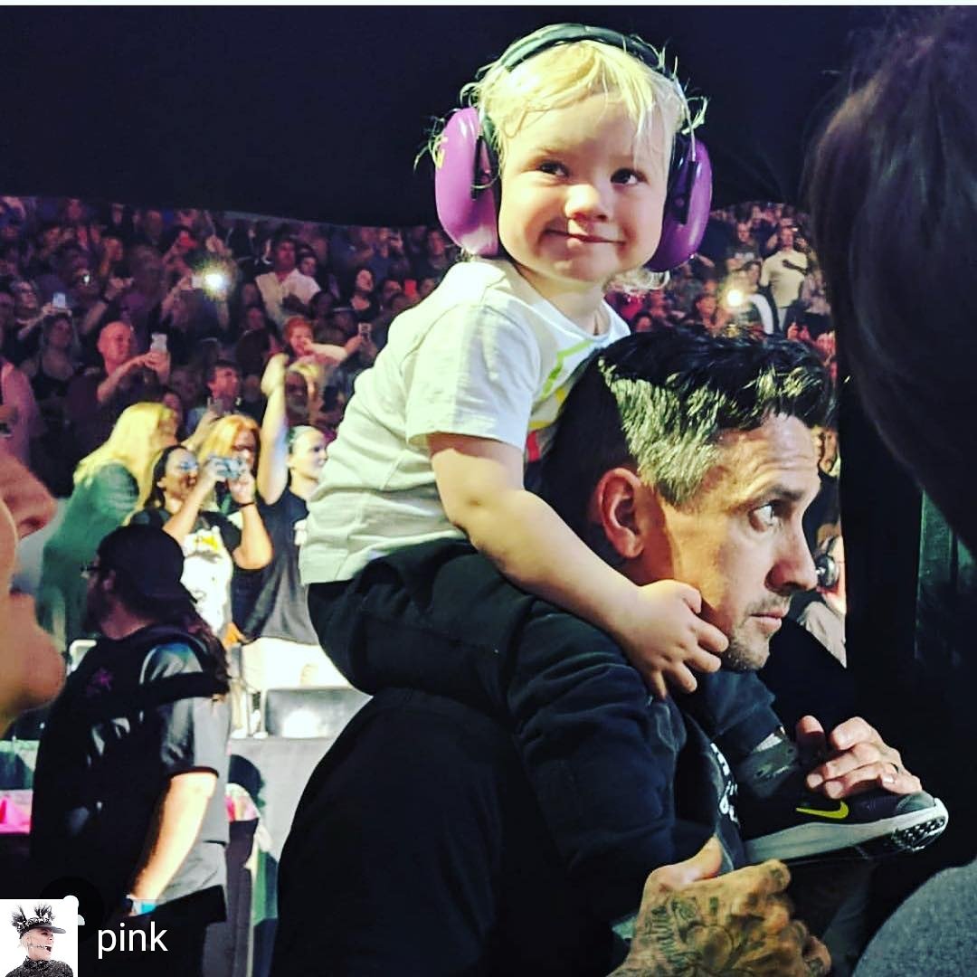 PinkEuropeans's tweet photo. #Repost @pink - Baby boy, you’re too much cuteness in one little body #mamasinging #concertgrower #gypsyfamily #tourlife https://t.co/B6Ws3qtK5D