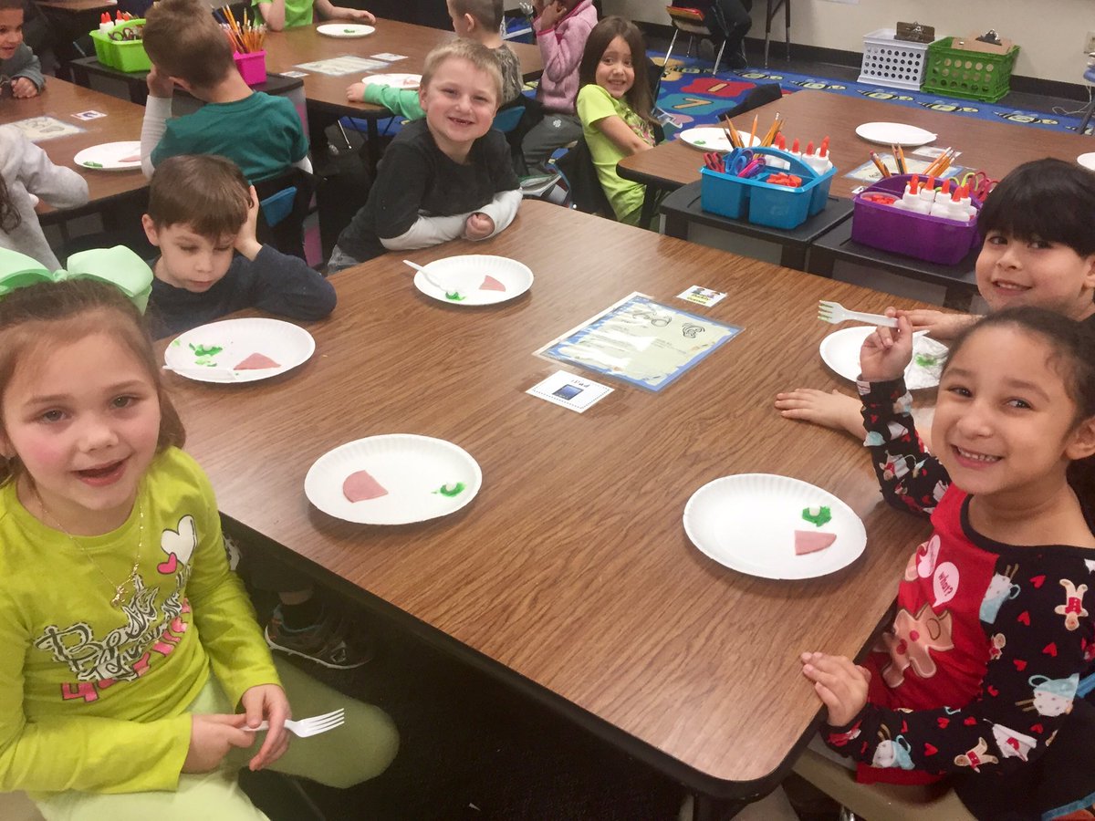 ChristaGoodell's tweet photo. We ate Green Eggs &amp; Ham for snack today to show our love for the Dr. Seuss book! (Actually, it was green frosting with marshmallows, but real honey ham). 🥚🍳🍴📚💚 #loveclp https://t.co/WxmO14yanE
