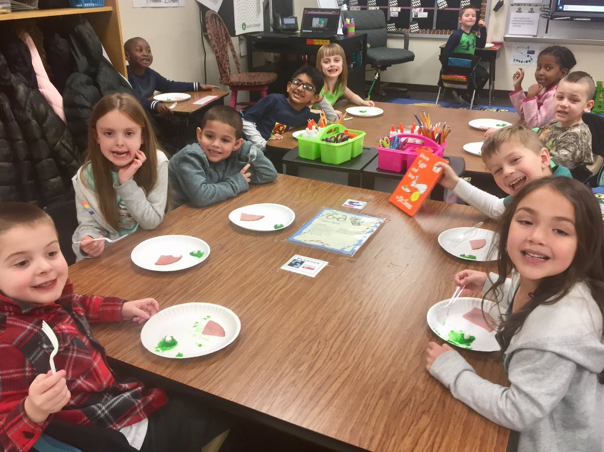 ChristaGoodell's tweet photo. We ate Green Eggs &amp; Ham for snack today to show our love for the Dr. Seuss book! (Actually, it was green frosting with marshmallows, but real honey ham). 🥚🍳🍴📚💚 #loveclp https://t.co/WxmO14yanE