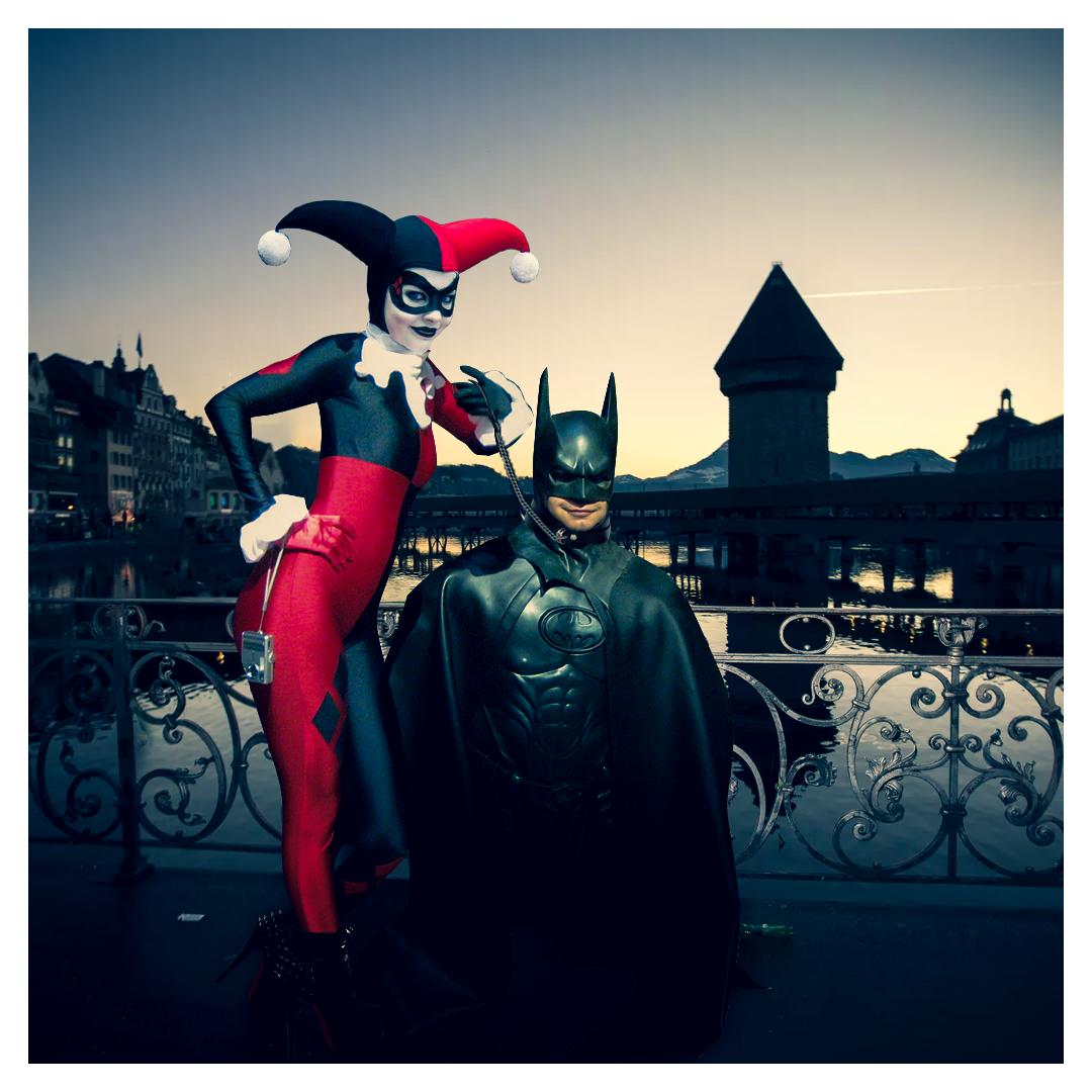 StilettoSklave's tweet photo. Ich wünsche allen #Narren eine rüüdig schöne #Fasnacht #Fasching
#SchmotzigeDonnschtig #Güdismäntig #Rosenmontag #Batman #HarleyQuinn #Luzern
#Worship #Domina #Herrin #Mistress #Sklave #Goddess #FemmeFatale #FemaleDomination #Stiletto #Slave #MaxMumm https://t.co/LIuZFlBFau