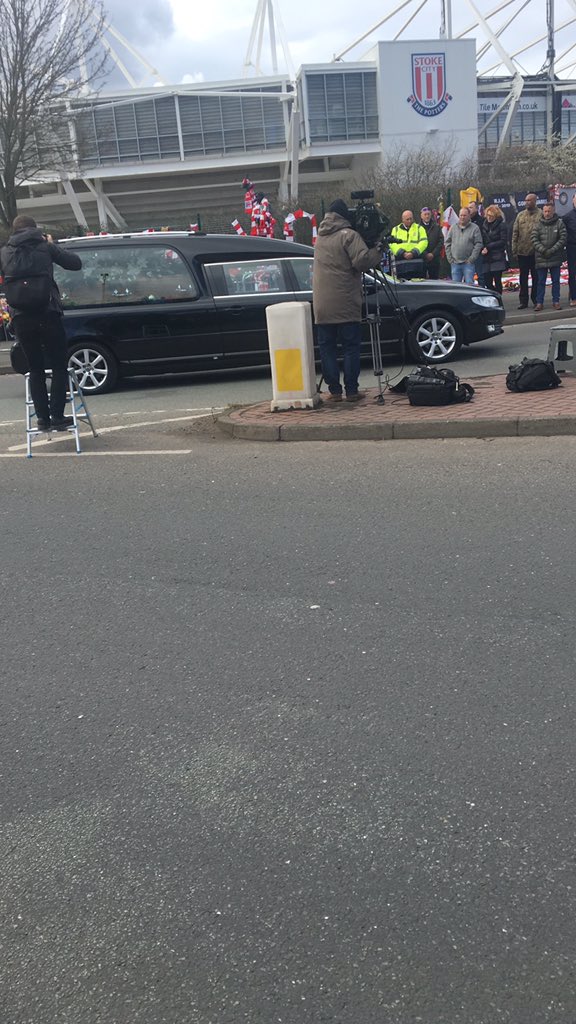 fozzi44's tweet photo. Days like today make me proud to be a Stoke fan...But in truth that’s vastly outweighed by my pride for come from this city. We take our fair share of crap, but no matter what happens the generosity and heart of the people can never be called into question. #RIPGordonBanks #SCFC https://t.co/heJflxHUL9