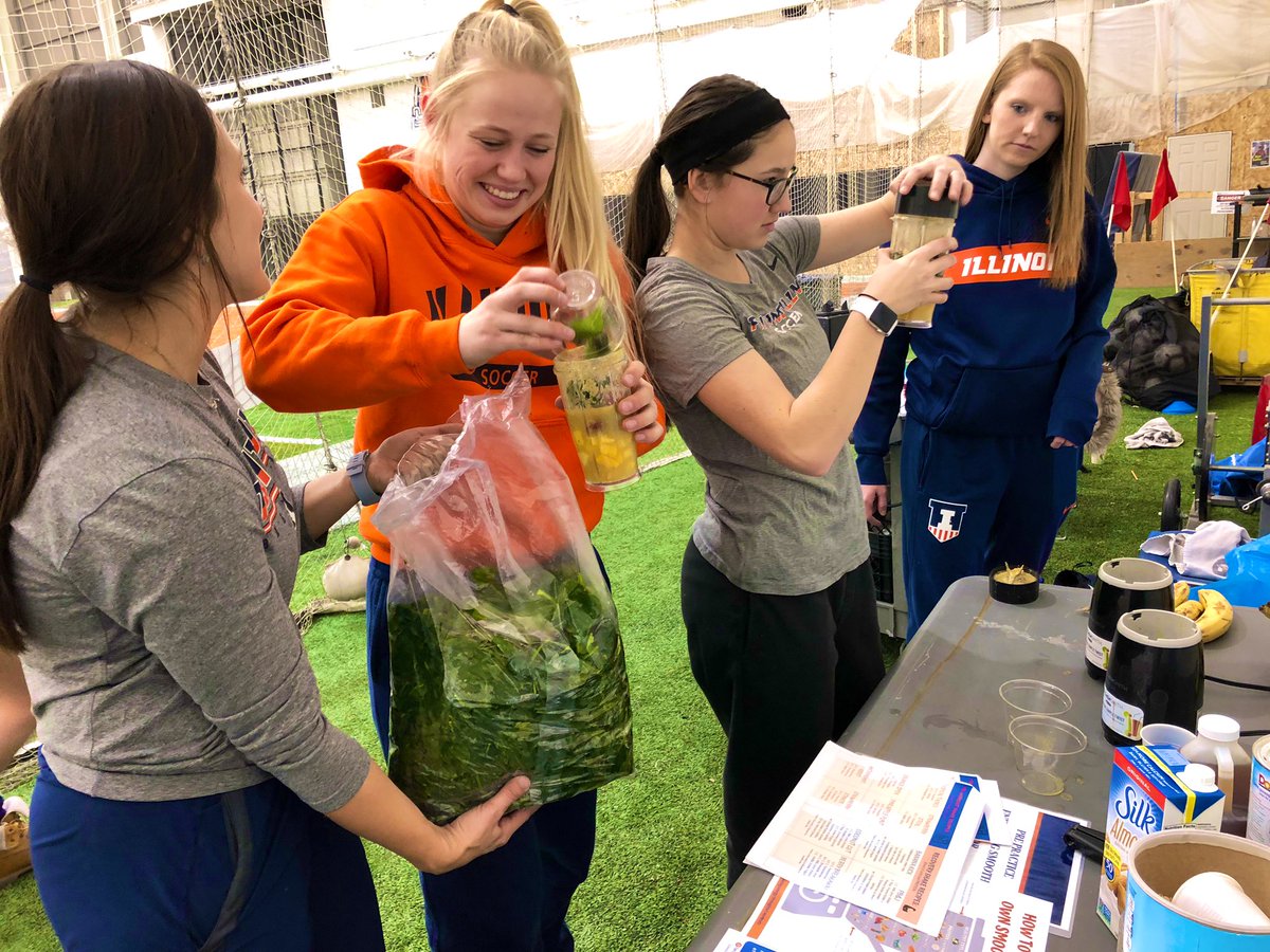 IlliniSoccer's tweet photo. We had some delicious pre-practice smoothies today thanks to @IlliniFuel! 

#Illini https://t.co/jiXk7bPgXF