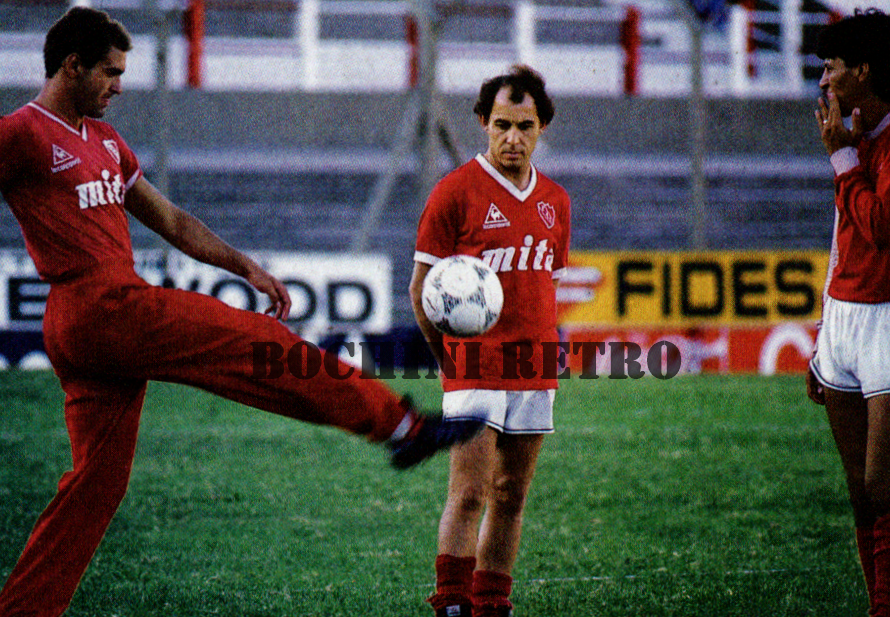 Año 1987 - Entrenamiento en la Doble Visera. 
Luis Islas haciendo "jueguitos" y Monzón como testigo...