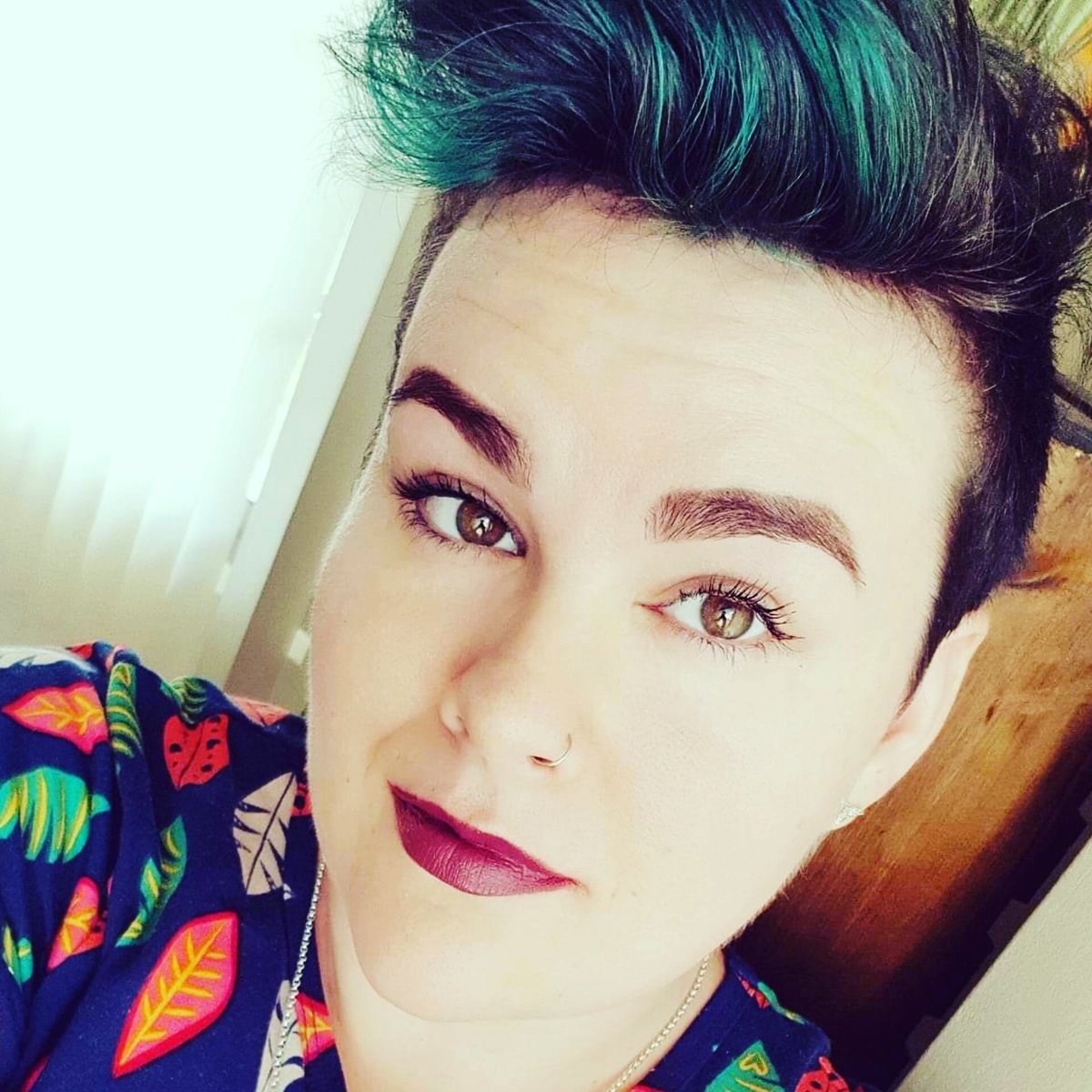 gibsonchop's tweet photo. I've thoroughly enjoyed this bold and beautiful woman over the past few months.😍 We lifted up and out level two hair from the shaft with Olaplex. We then deposited the peacock green.  Thank you Gorgeous for trusting me with your crown.👸
#gibsonchop #fashioncolors #shorthair https://t.co/tKYbamPVIv