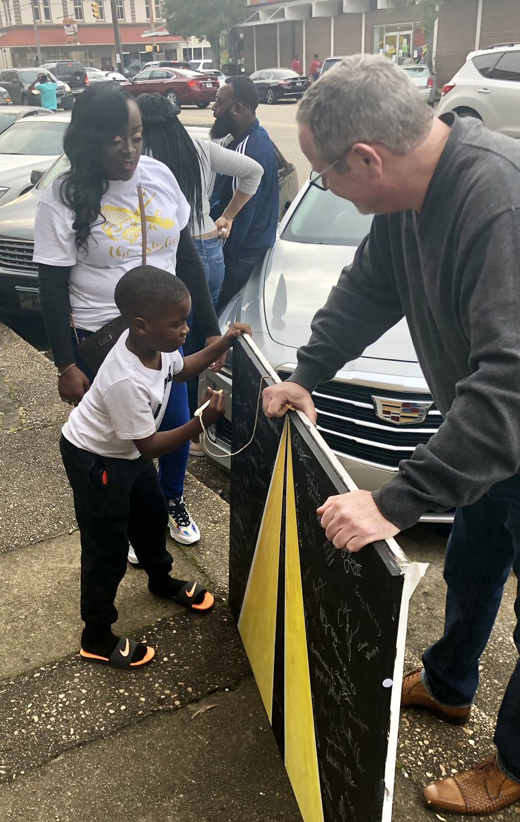 Dean_Rice's tweet photo. It was sobering 2 bring my painting #NotTurningAround 2 the #PettusBridge that inspired the concept &amp; even more 2  have so many people n #Selma ask 2 sign it - Every American is better when every American is @ the table.  #Alabama #CivilRights @repjohnlewis @RepTerriSewell https://t.co/CawuAcC9gV