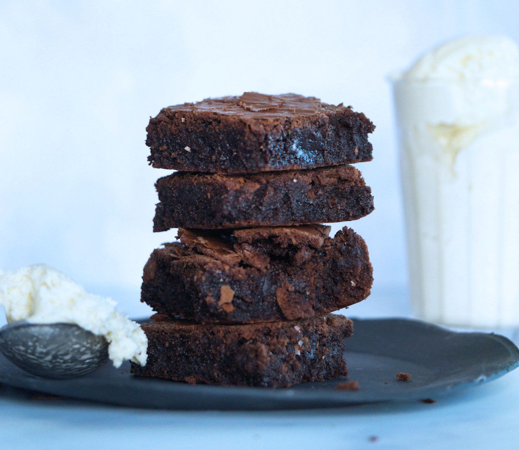 Sludgiest fudgiest dark chocolate brownies cocoaandcotton.co.uk/sludgiest-fudg…