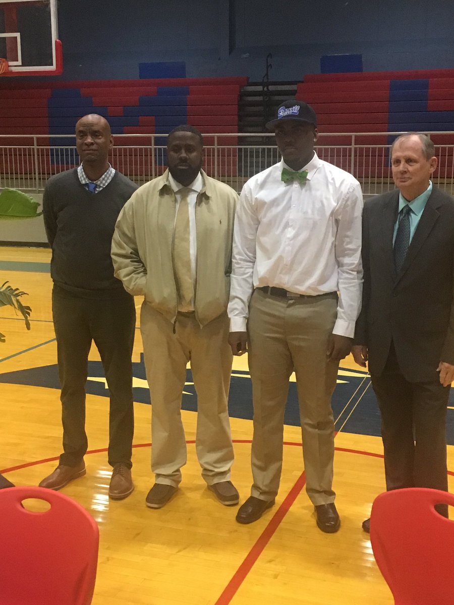 HighMidfield's tweet photo. Congrats to Anthony Brown on signing with Bevil State #MidfieldPates https://t.co/5Y0b8PKYck