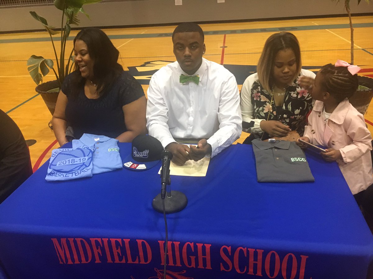HighMidfield's tweet photo. Congrats to Anthony Brown on signing with Bevil State #MidfieldPates https://t.co/5Y0b8PKYck