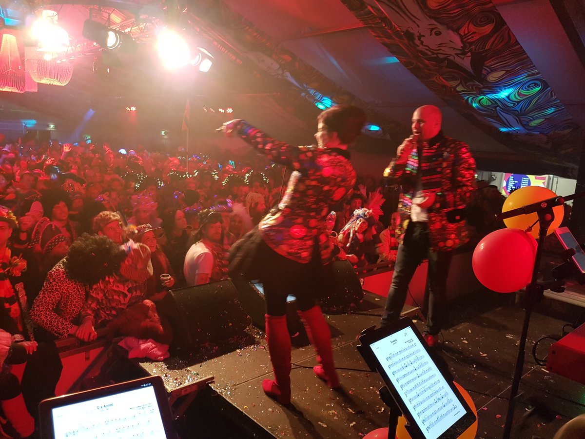 Wow, hoe vet! Live samen met <a href="/BjornMieke/">Bjorn & Mieke</a> in de tent van <a href="/Hulsmanvenray/">Hulsman</a>!!!!! <a href="/EdeLACHbare/">Opperpiëlhaas</a> het straatwerk is wat verzakt. Sorry!