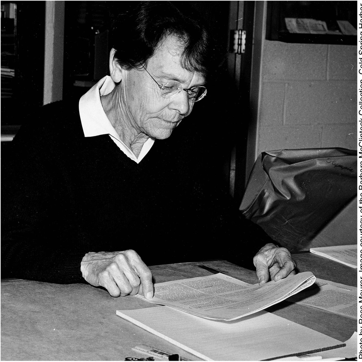 EastLansingSFS's tweet photo. Barbara McClintock (1902-1992)! Her study of corn revealed that genetic elements can change position on a chromosome, activating or deactivating other genes in turn. It changed the way we understand genetics and genetic diseases. https://t.co/PnCOxz34gk