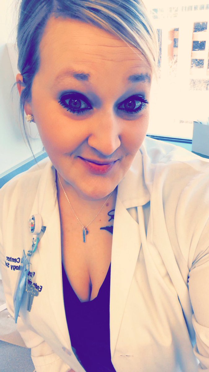 2DivasMommy's tweet photo. #WorkSelfie #HappyMonday #LoveMyJob 💁🏼‍♀️💕👩🏼‍⚕️ https://t.co/6vd6gs8AP6