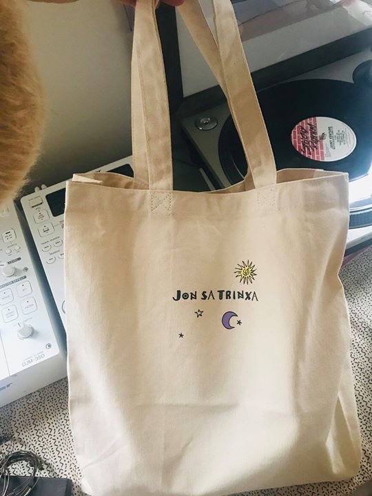 jonsatrinxafilm's tweet photo. クラウドファンディングのリターンが完成しました！嬉しいー。今日の編集に早速持って��ました。15インチのPCも楽々入ります。
#映画 #ドキュメンタリー #イビサ #DJ #カメラ #インディーズ #撮影風景 #ブルックリン #リターン #映画好きと繋がりたい #映画 https://t.co/FjeVlLJ1OQ