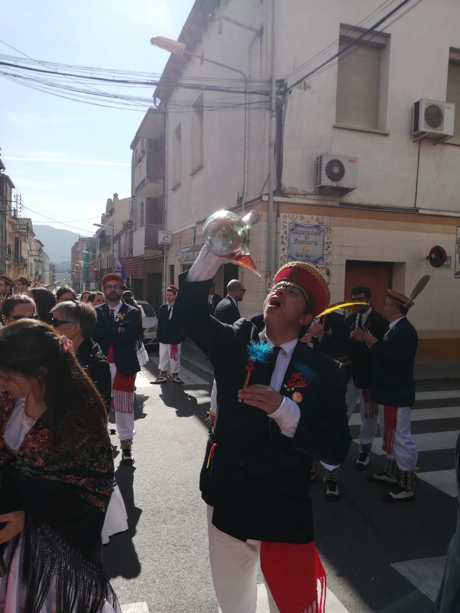 gitanesstceloni's tweet photo. La cercavila de les #gitanesstceloni és un moment molt disfrutat, molt agraïts als comerços de #SantCeloni per cuidar-nos tan i tan bé 😇👏 @ajsantceloni #balldegitanes #Gitanes2019 #ferro #filferro https://t.co/SHFD8RigJl