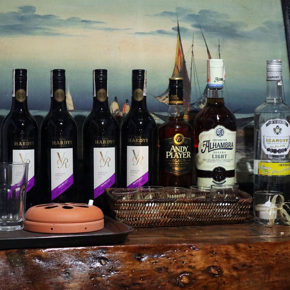 Yankumi19's tweet photo. .Let's Tagay.
🍹🍹🍹
#letstagay #tagay #drinks #alak #iganoff #importedalhambra #alhambra #soleralight #andyplayerblack #andyplayer #whiskey #estdhardys #varietalrange #merlot #vodka https://t.co/lVDXIpGase
