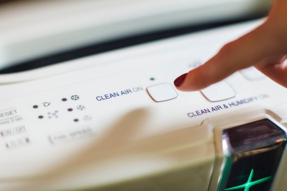 Did you know that the amount of #pollutants inside a home can be up to 5 times higher than those outdoors? These are the tools you can use to make the air cleaner in your home: buff.ly/2T67swY