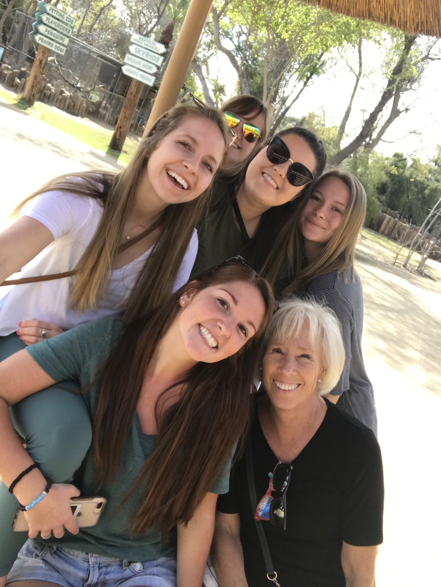 madzwalker16's tweet photo. My friends took this pic with my grandma and barely even let me in it /: https://t.co/ZrlfnUyggO