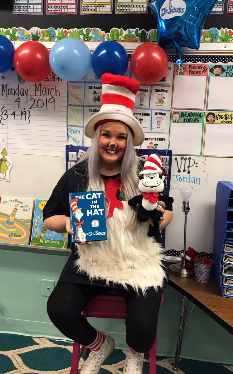 MissSmyly's tweet photo. Day 1 of SEUSS week!!! ❤️💙💛#TheCatintheHat #OneFishTwoFishRedFishBlueFish https://t.co/WwmLU4JHX1