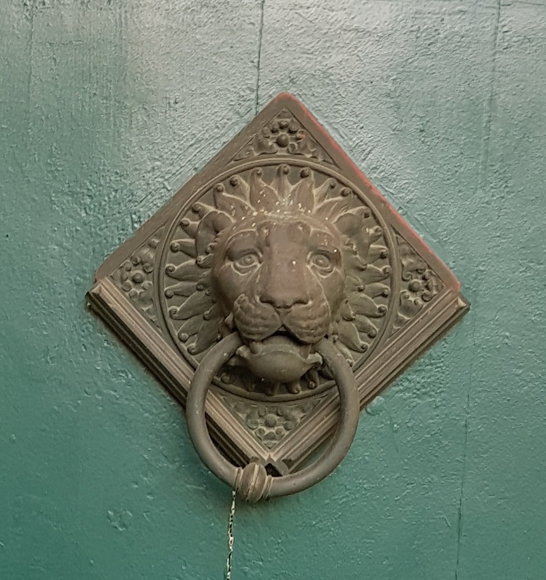 djub286's tweet photo. #door #lion #old #pretty #green https://t.co/jbHIna5crT