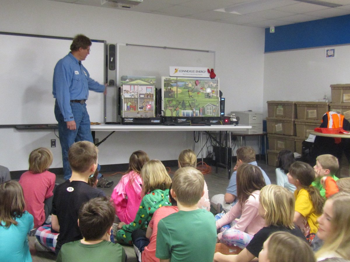 scandiastars's tweet photo. Connexus Energy came out to talk to our third graders today about electricity as part of their study of sound and light.#scandiastars https://t.co/trRh9Ik72E