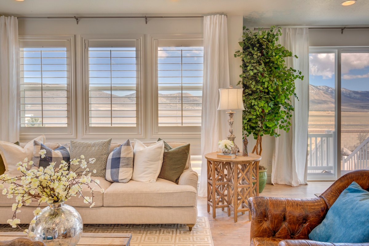 BuildingUTMag's tweet photo. Drapery 101: Shoot to hang drapery two inches below the ceiling. @IvoryHomes #design #inspiration #drapery

https://t.co/jHQMqj8DPJ https://t.co/BEsOMSbmVY