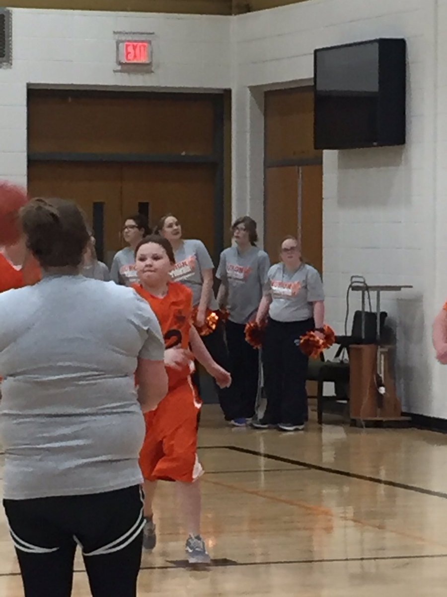 SaveryTruman's tweet photo. Huron Middle School #hms_socialmedia #hurontigers @HuronHighSchool  #SpecialOlympics  go team https://t.co/okT4fPEL1m