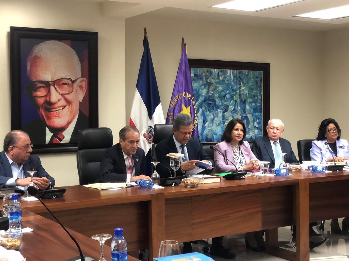 OdeComunica's tweet photo. Inicia Reunión del Comité Político del @PLDenlinea con masiva asistencia exceptuando presidente de la Rep��blica @DaniloMedina por trabajos concernientes a @CNMagistratura (otros ausentes enviaron excusa previa)
. - #ReunionCPPLD . #ReunionCP https://t.co/6DxAVi4ZNG