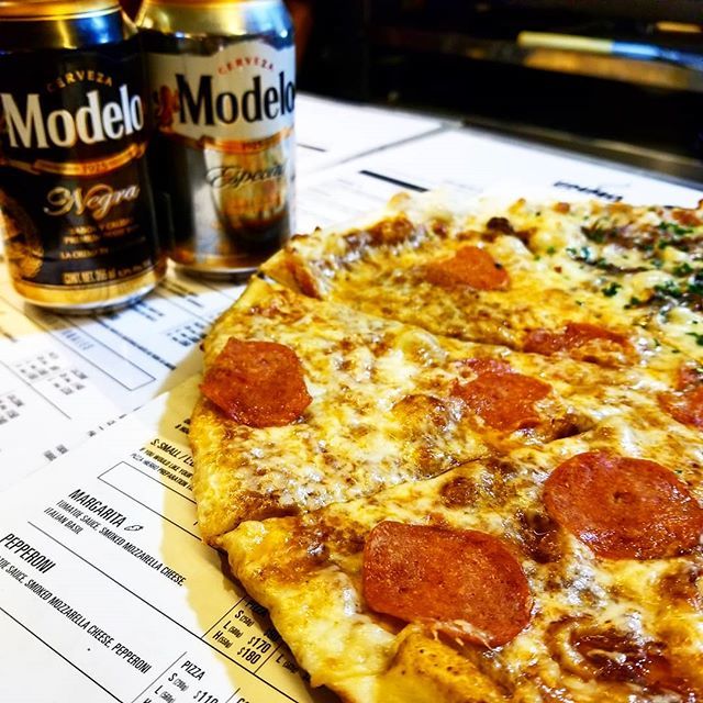 Ummo
*
*
Tarde lluviosa y una pizza de <a href="/ummomx/">Ummo</a> siempre se antoja. Fiel al Peppe con mitad Short Rib. ift.tt/2VEk6kJ