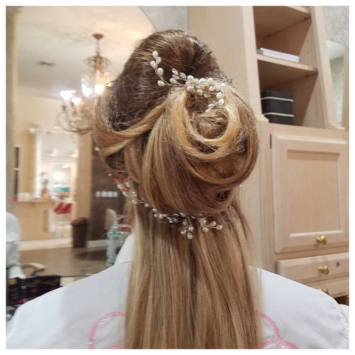 Beautiful special occasion style by Melody! 😍 Call 985-345-7000 to schedule your styles for those special events coming up! 💃🏻

#jeannemaureens #beautifulhair #updo #salonhair #behindthechair #hairstyle #lookoftheday #hairgoals #specialoccasionhair #lovethis #lookoftheday