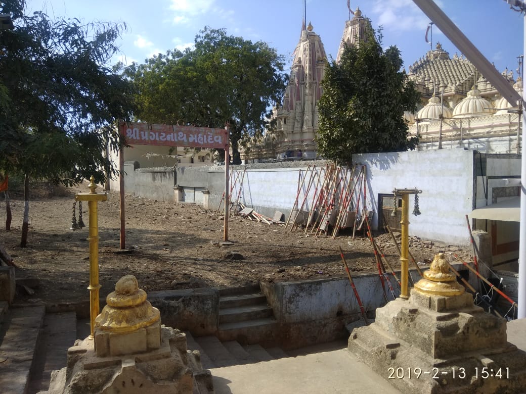 jain_jss's tweet photo. जैन समाज से #palitana महातीर्थ को हड़पने के लिये यहां कुछ असामाजिक तत्व गैरकानूनी रूप से अपने धर्मस्थानों का निर्माण कर रहे हैं. बड़ी मात्रा में यहां अतिक्रमण हो रहा है. जान-बूझकर दंगा-फसाद करने के लिये इन्होंने शत्रुंजय #giriraj पर अनेक अनैतिक धर्मस्थान खड़े किये हैं. https://t.co/JbvbQ0PJ1u