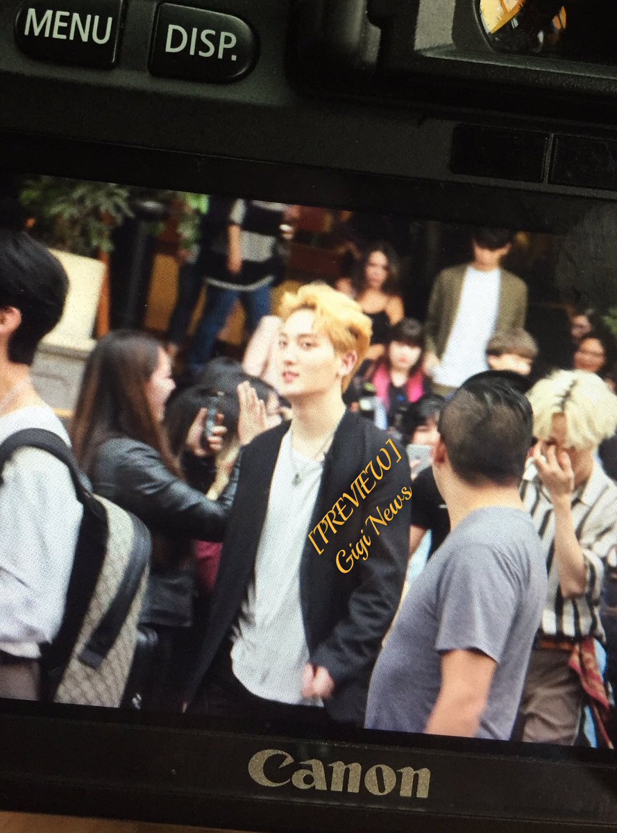 GigiKpopNews's tweet photo. [PREVIEW] 2019.03.04 #VAV 

Los chicos de VAV salieron el día de hoy a dar un pequeño paseo por la Ciudad de México 

#VAVenMéxico #VampzMexico #VAVinMexico #VAVSeñoritaLatinTour #KpopReporter #ZiuVAV #AynoVAV #VAVZiu #VAVAyno https://t.co/ALR9qSrORD
