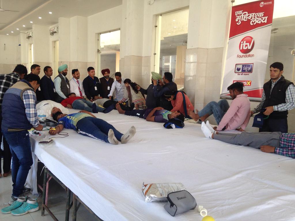 NewsX's tweet photo. iTV foundation blood camp: Hundreds of citizens participate in the blood donation camp at Assandh, Karnal in Haryana.
#iTVFoundation @Inkhabar https://t.co/gYifnasQA3