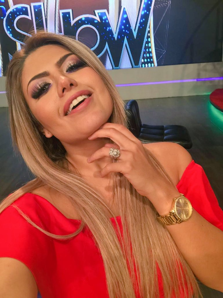 Mariana ayala oficial on Twitter: "#EsShowEnEl6 :) besos buenas noches