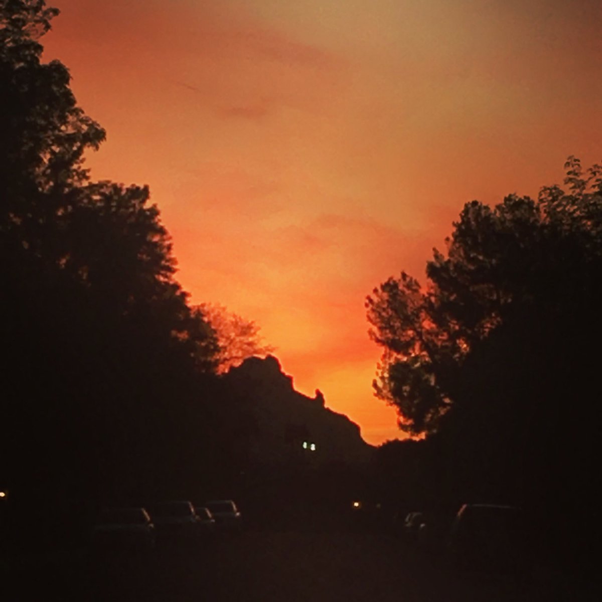 studiogmw's tweet photo. Good to be back home. #prayingmonk #arizonasunset #camelbackmountain #grewupbythismountain #enjoythebeautyaroundyou https://t.co/l8uQl7SPhQ