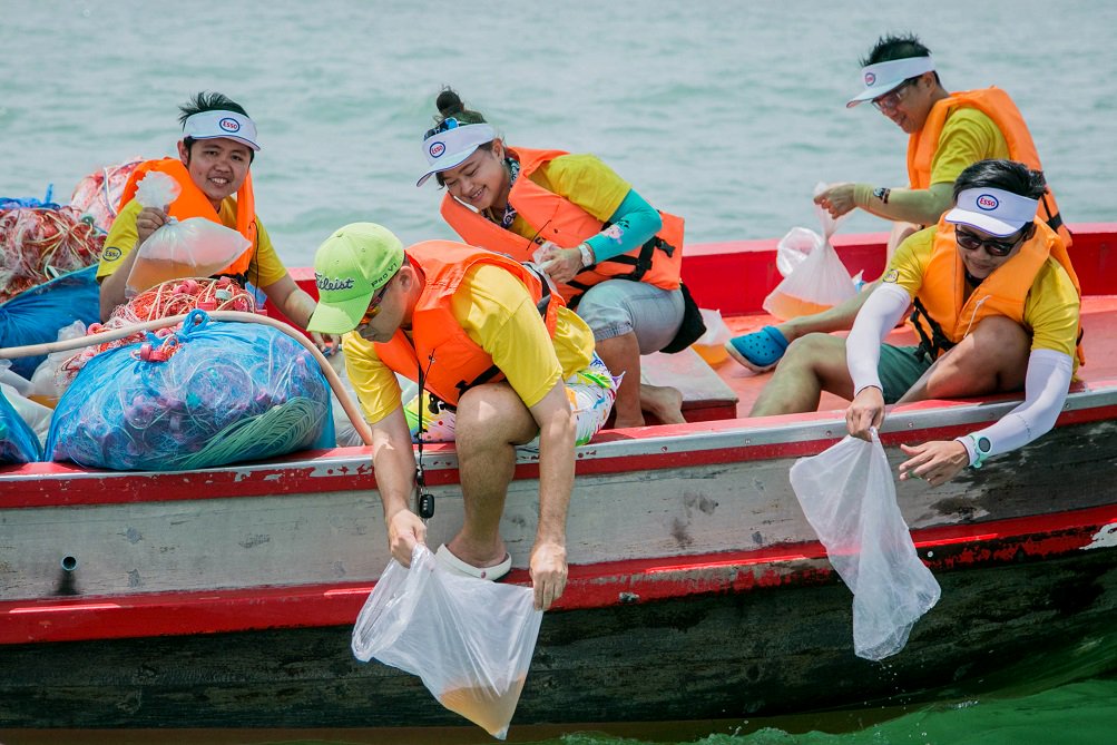 exxonmobil_th's tweet photo. #เอ็กซอนโมบิล และกลุ่มชาวประมงบ้านอ่าวอุดม ร่วมกันสร้างบ้านปลาจำลองเพื่อฟื้นฟูการประมงนอกชายฝั่งของอำเภอศรีราชา #ExxonMobilCSR เชิญชม https://t.co/nbm1TJOENP https://t.co/LiVitxMPyD