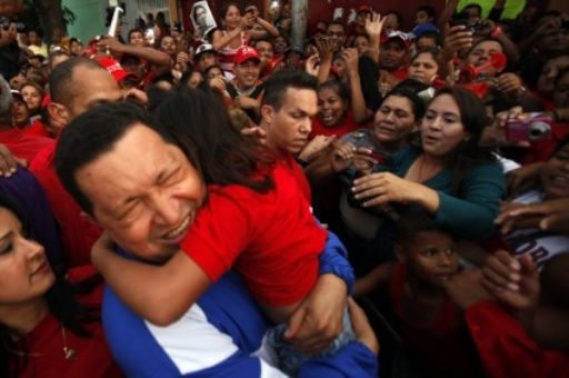 jaarreaza's tweet photo. La fuerza y luz del Comandante Chávez son energía y faro de esperanza para todo pueblo libre y digno del mundo. Ningún imperio podrá impedir lo inevitable. Son momentos de batalla que anuncian tiempos de victoria definitiva. Con Chávez: ¡Siempre Venceremos! #6AñosDeAmorYLealtad https://t.co/fcI6VBfJk8
