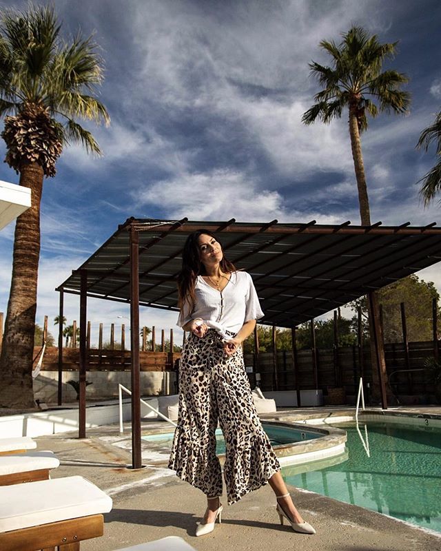 Check out the latest issue of @voyagelamag with the talented writer @starrieskybooks wearing our comfy Esperanza pumps in ivory !
.
.
.
 #comfortshoes #ecolux #sustainabledesign #Veganshoes #veganfashion #veganstyle #ethicalfashion #ethicalfashionblogger… ift.tt/2GYj0Nj