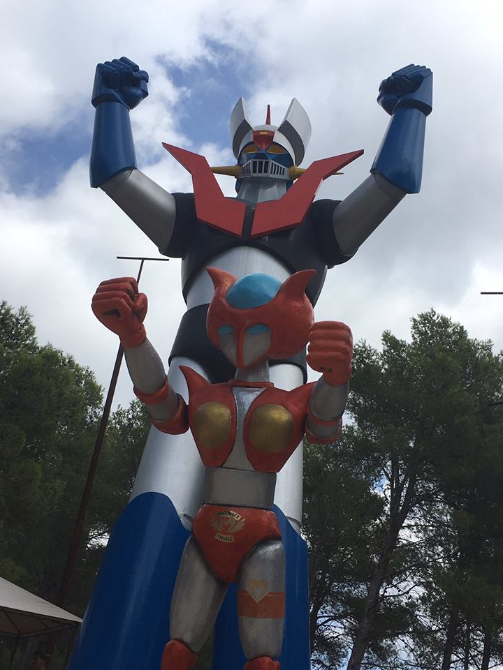 ジャリコ横綱 Sur Twitter 毎度おなじみスペインの公園にあるマジンガーの立像の前にアフロダイａが ん マジンガーエンジェル版かよ