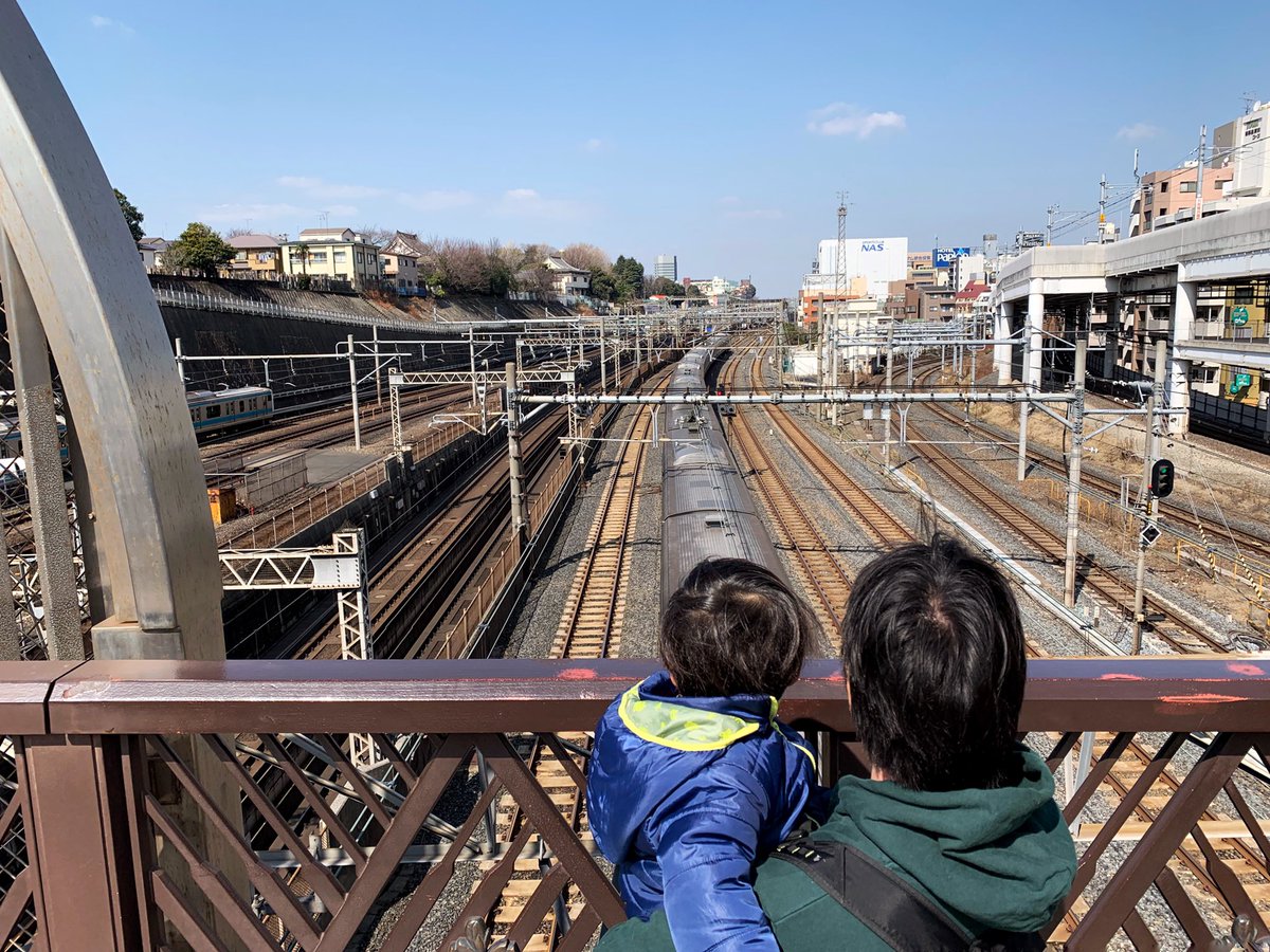 NekoJitaBlog's tweet photo. Punto famoso en Nippori desde el que ver/fotografiar trenes. A la izquierda queda el cementerio y la calle hacia Yanaka Ginza (sitio recomendable) https://t.co/6D178FPwab