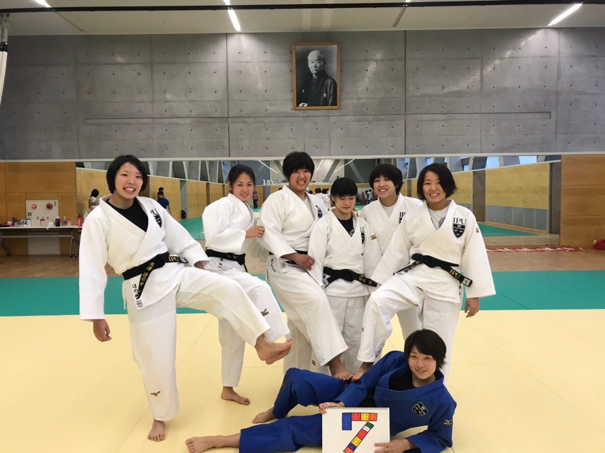 27IPU's tweet photo. 〜IPU卒業カウントダウン〜
卒業まで残り7日です。
【7日】は女子柔道部の皆さんです🥋
とうとう卒業式まで1週間となりましたね😭かなし
柔道場の後ろの写真の方誰だったか覚えていますか？矢野先生に教えてもらったはずですが覚えていますか？
#IPU卒業カウントダウン #卒業まであと7日 #嘉納治五郎 https://t.co/3ITp1eAOFK