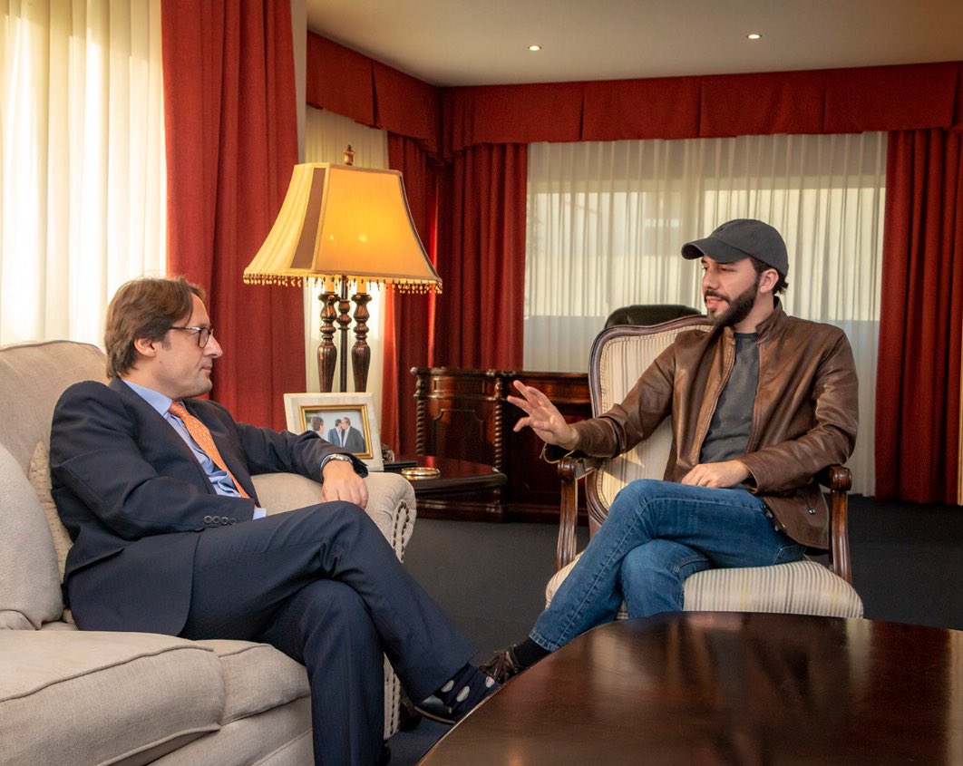 izzo_d's tweet photo. Honrado de entregar al Presidente electo @nayibbukele la carta de felicitación del Presidente francés e intercambiar sobre perspectivas de cooperación entre nuestros países. Tenemos proyectos e hay interes de parte de empresas 🇫🇷 para invertir en #ESA 🇸🇻en sectores estratégicos. https://t.co/DQoje6XH9W