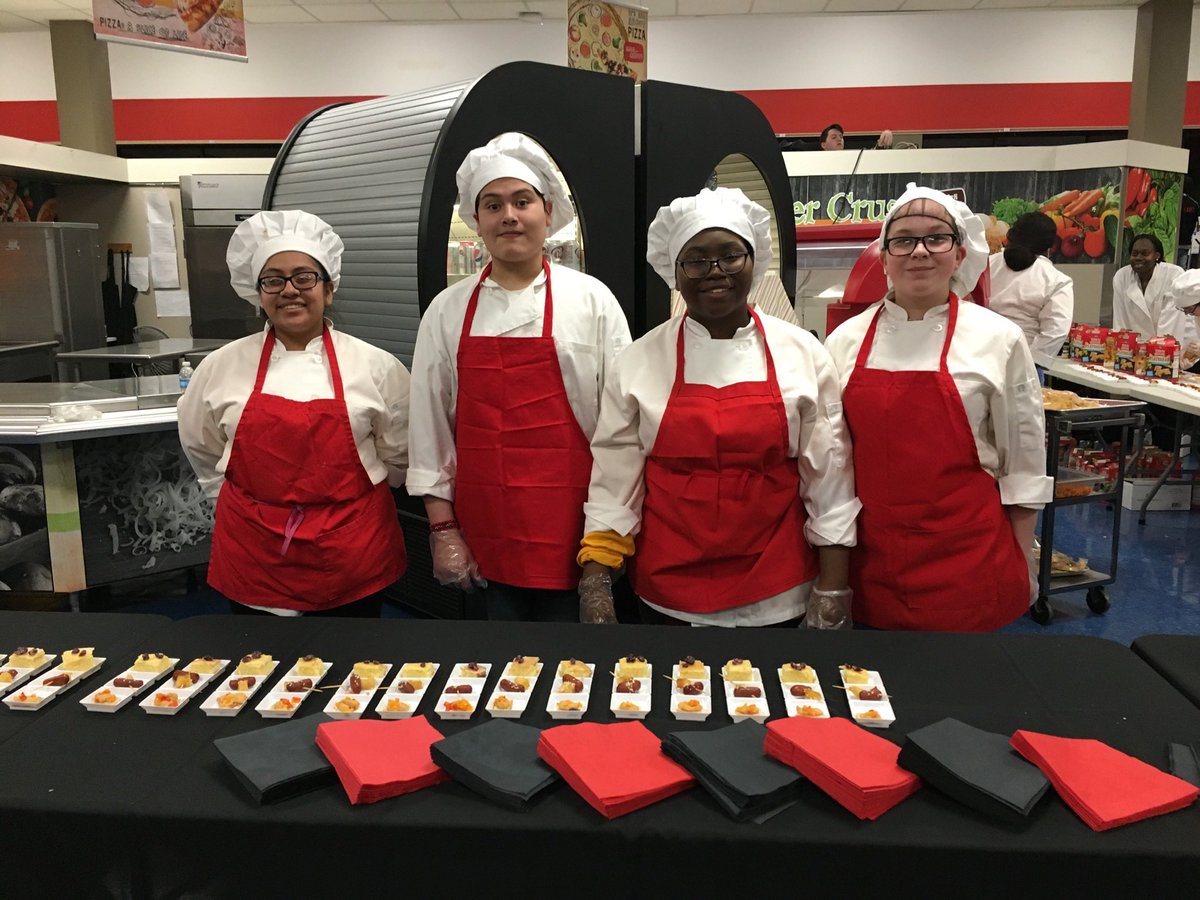 ACWhirlwinds's tweet photo. Big thank you to our AC students Annie Victoriano, Cristian Osorio, Armanie Ferguson, and Reagan Smith for working in Culinary at the JPS Tech Expo tonight! These kids helped to serve over 500 people! 
#FACS
#JPSTechExpo
#CaneClassroom
#ACNation https://t.co/gU79IP4hld