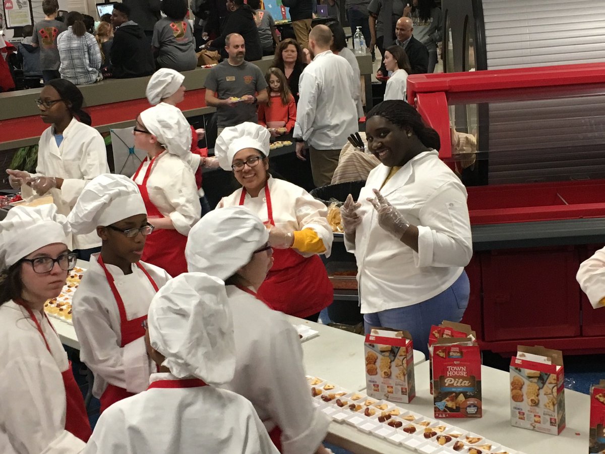 ACWhirlwinds's tweet photo. Big thank you to our AC students Annie Victoriano, Cristian Osorio, Armanie Ferguson, and Reagan Smith for working in Culinary at the JPS Tech Expo tonight! These kids helped to serve over 500 people! 
#FACS
#JPSTechExpo
#CaneClassroom
#ACNation https://t.co/gU79IP4hld