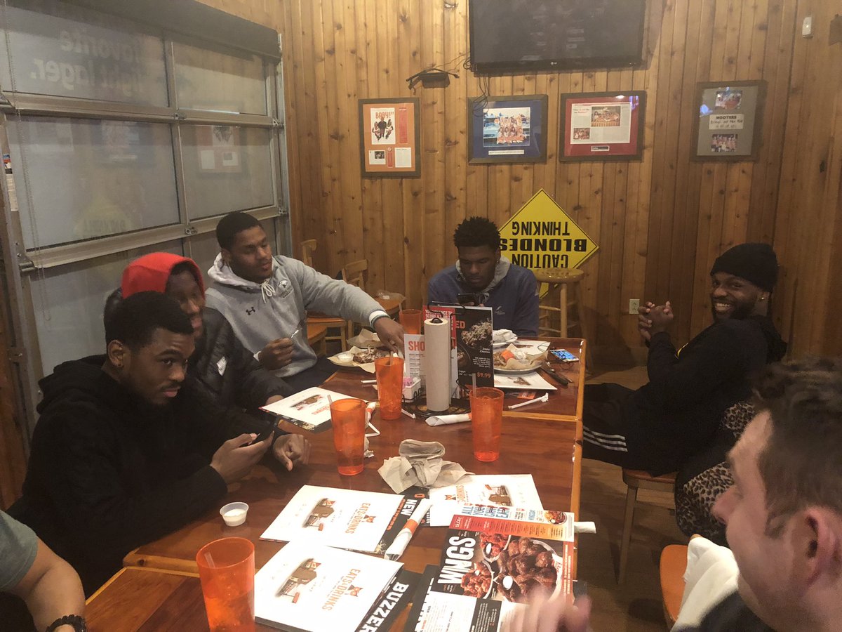 cmueaglesMBB's tweet photo. Going 3-0 @CMUHOOPS last week gets All you can eat wings tonight at @Hooters #cajun #chipotlehoney #daytonabeach #spicygarlic #habanerobbq #buffalohot #parmesangarlic #generaltsos #goodtimes https://t.co/hO8l04CwKS