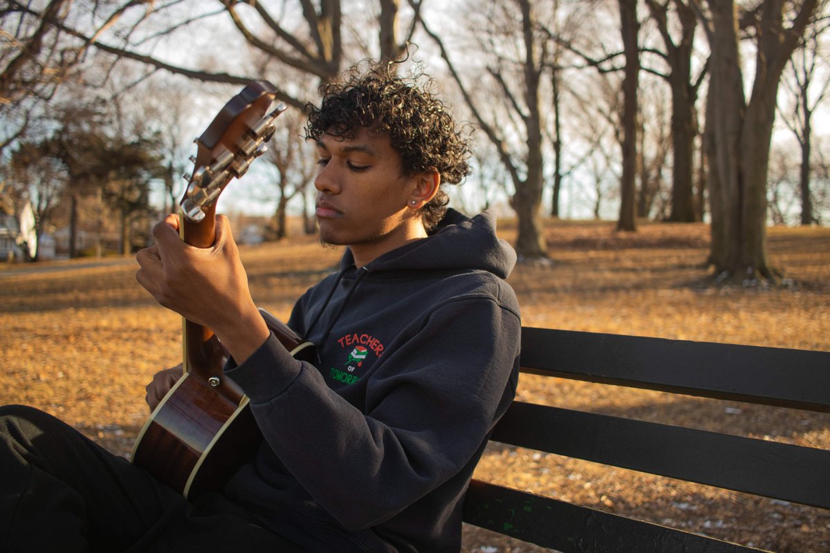 Hey guys 👋 if you or anybody you know is interested in music lessons 🎶 please feel free to hit me up or send a good word!! 🙏 
I've been teaching guitar 🎸 since high school, and I got the hoodie to prove it!! 😂
Come at me with your musical goals 😼

 📸: The Italian Medallion