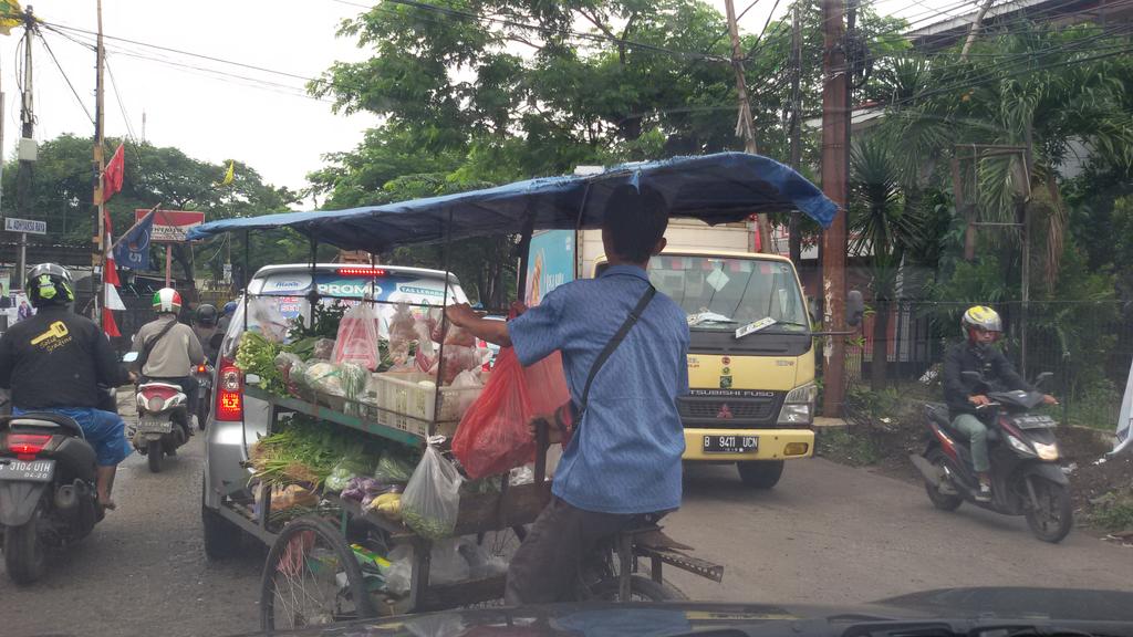 FaySonora's tweet photo. Pkl 09.40 Jl Raden Saleh dari layang Kembangan selatan ke arah Metro permata padat, sbliknya padat.@SonoraFM92 @TMCPoldaMetro https://t.co/WV99Srh8Cd