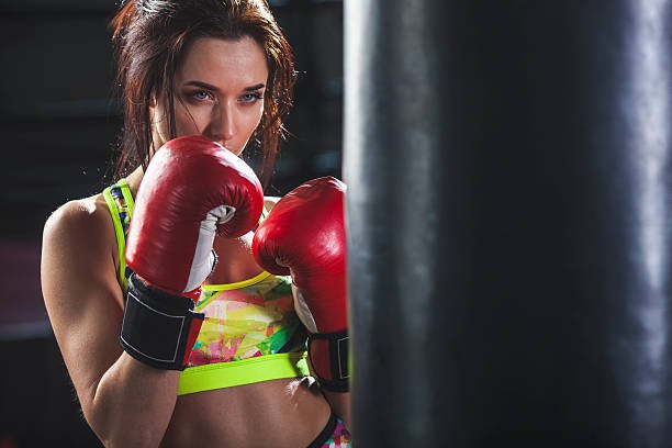Бокс для девушек самара. Фотосессия в стиле бокса для девушки. Бокс для девушек самара. Бой с тенью тренировка. Кикбоксинг девушки.