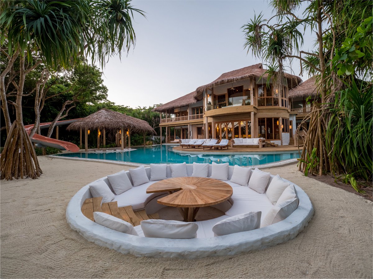 SonuShivdasani's tweet photo. Introducing #SonevaFushi's newest #villa, Villa 37. This five bedroom villa comes with an 11 metre viewing tower crowned with a #StarlightTable - the highest point on the island. https://t.co/faf52r5Dz5