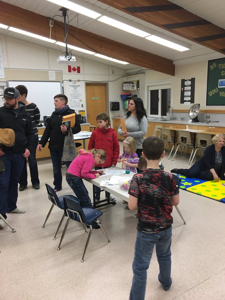 BeechySchool's tweet photo. What a fantastic evening! Thanks to everyone who came out to our Literacy Night event! And thanks to our special guest presenters and all who worked to make this night a success! @Kellibok @landermrs #oneschoolonebook #BlazerPride #learningaboutliteracy #readingcomprehension https://t.co/Wnn5OkJ6Gv